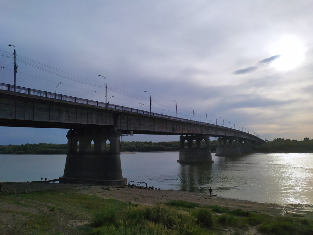 В Омске с Ленинградского моста упал человек