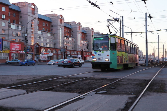 На омские рельсы встал списанный в Москве учебный трамвай