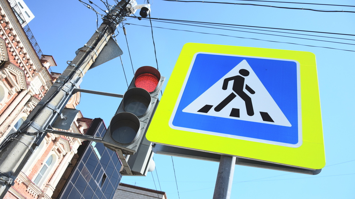 В Омске перенастроили светофор на опасном перекрестке