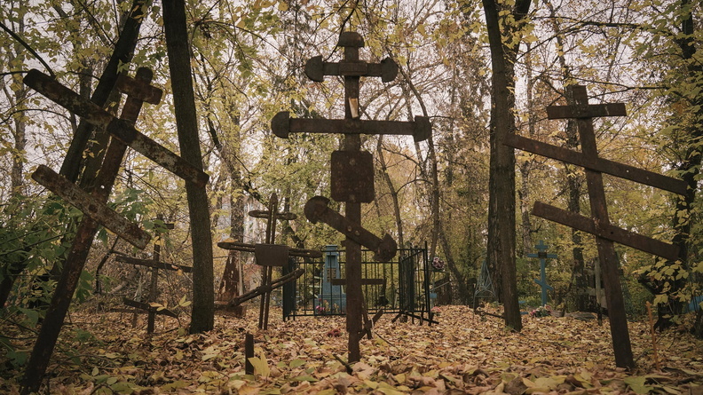 В Омской области школьники отметили Хэллоуин погромом на кладбище