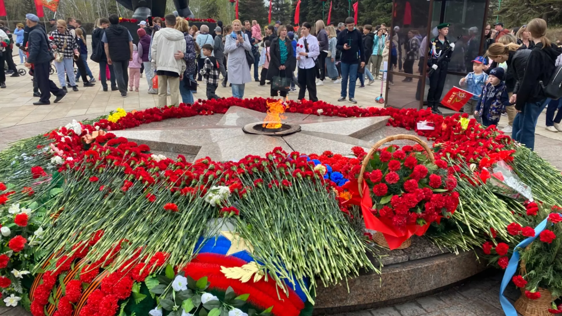 В День Победы омичи возложили цветы к Вечному огню