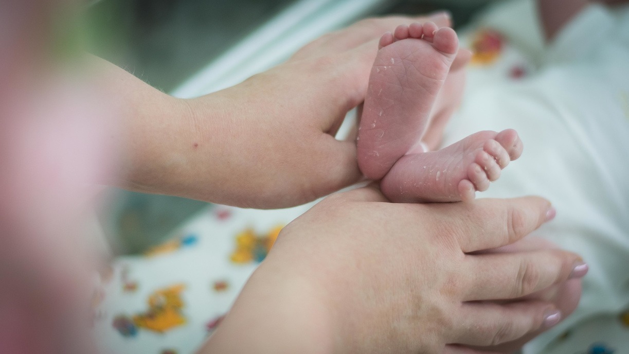 В Омске мужчина подкинул новорожденного ребенка в роддом