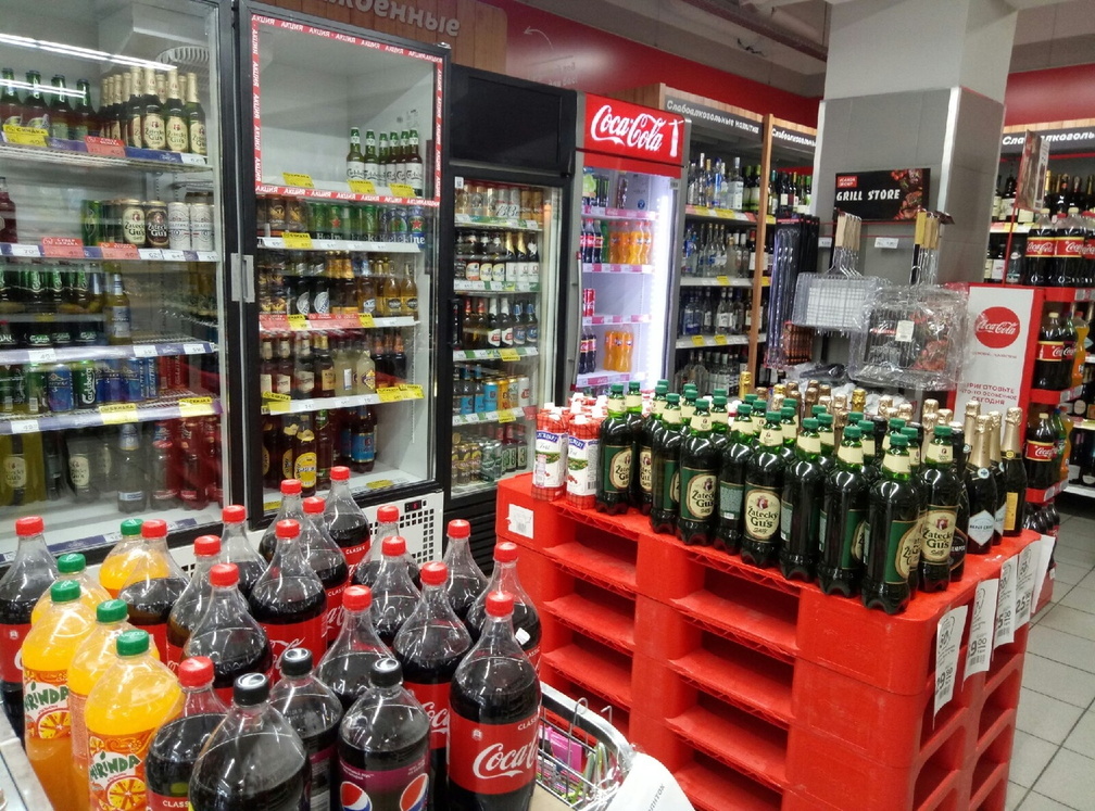 В Омске 17-летний подросток выкрал из супермаркета бутылки с алкоголем