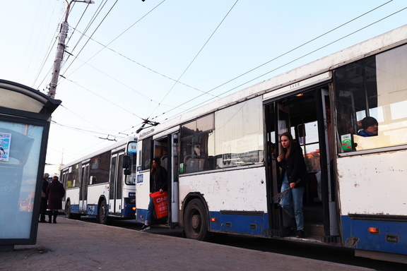Омские автобусы и троллейбусы станут работать с 6 до 23 часов