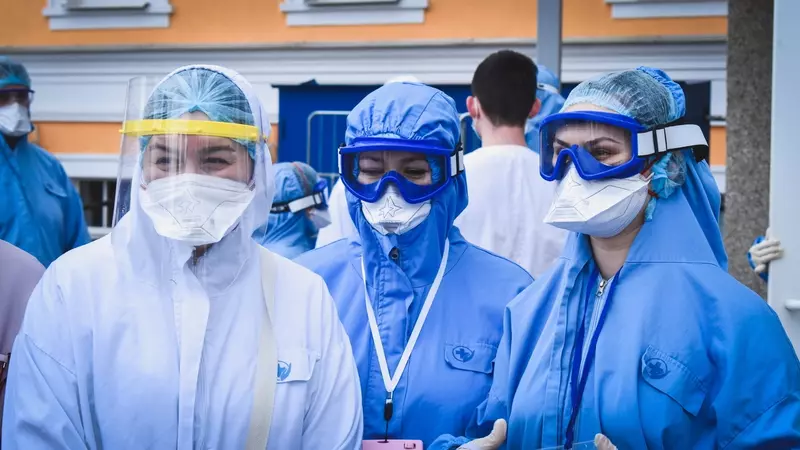 В Омской области увеличили оклады врачам и медработникам