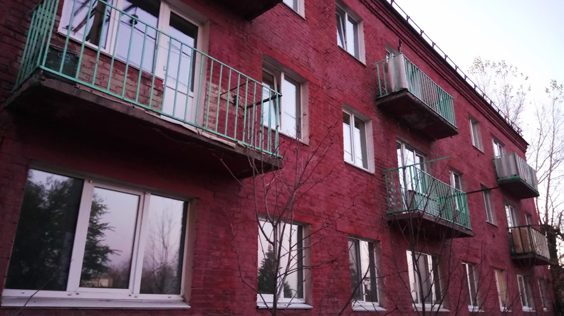 В Омске школьница упала с высоты 4 этажа