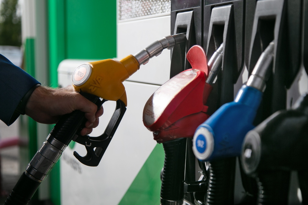 Омичей предупредили о росте цен на бензин в октябре