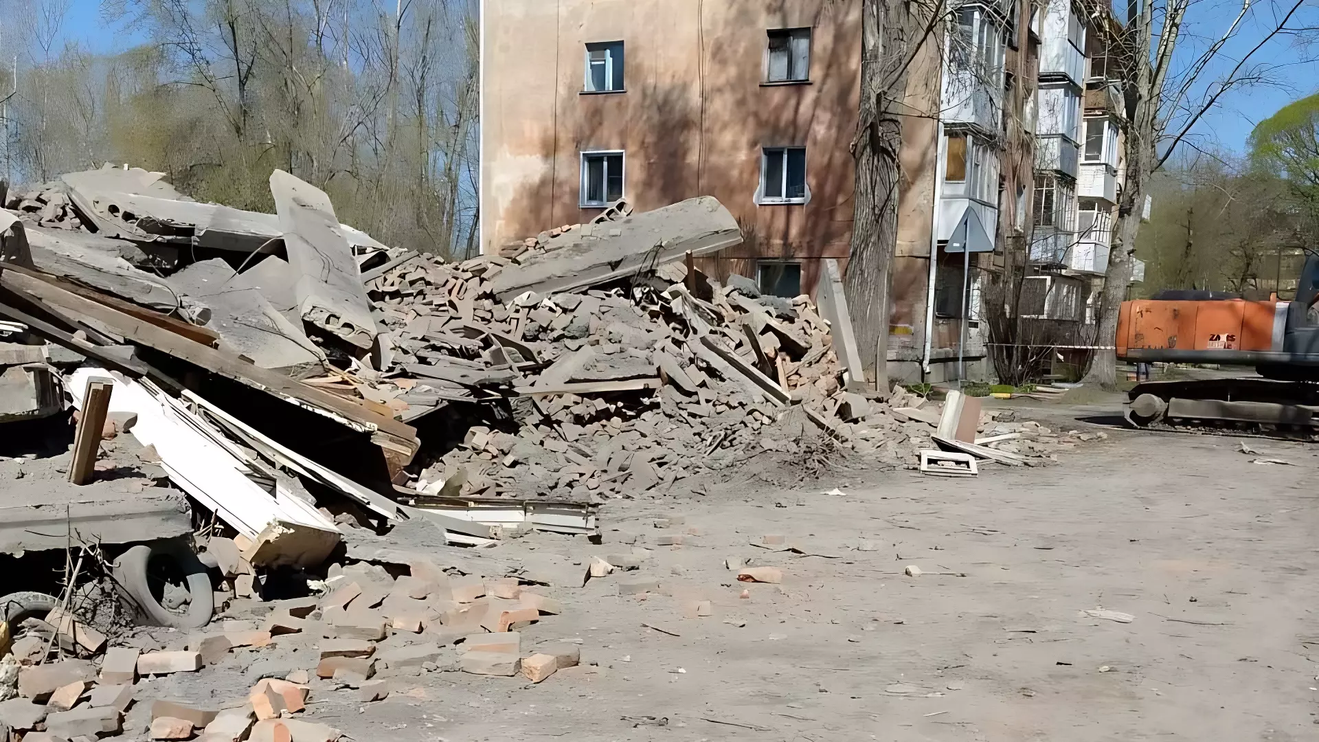 В Омске после обрушения полностью снесли аварийный дом на Молодогвардейской