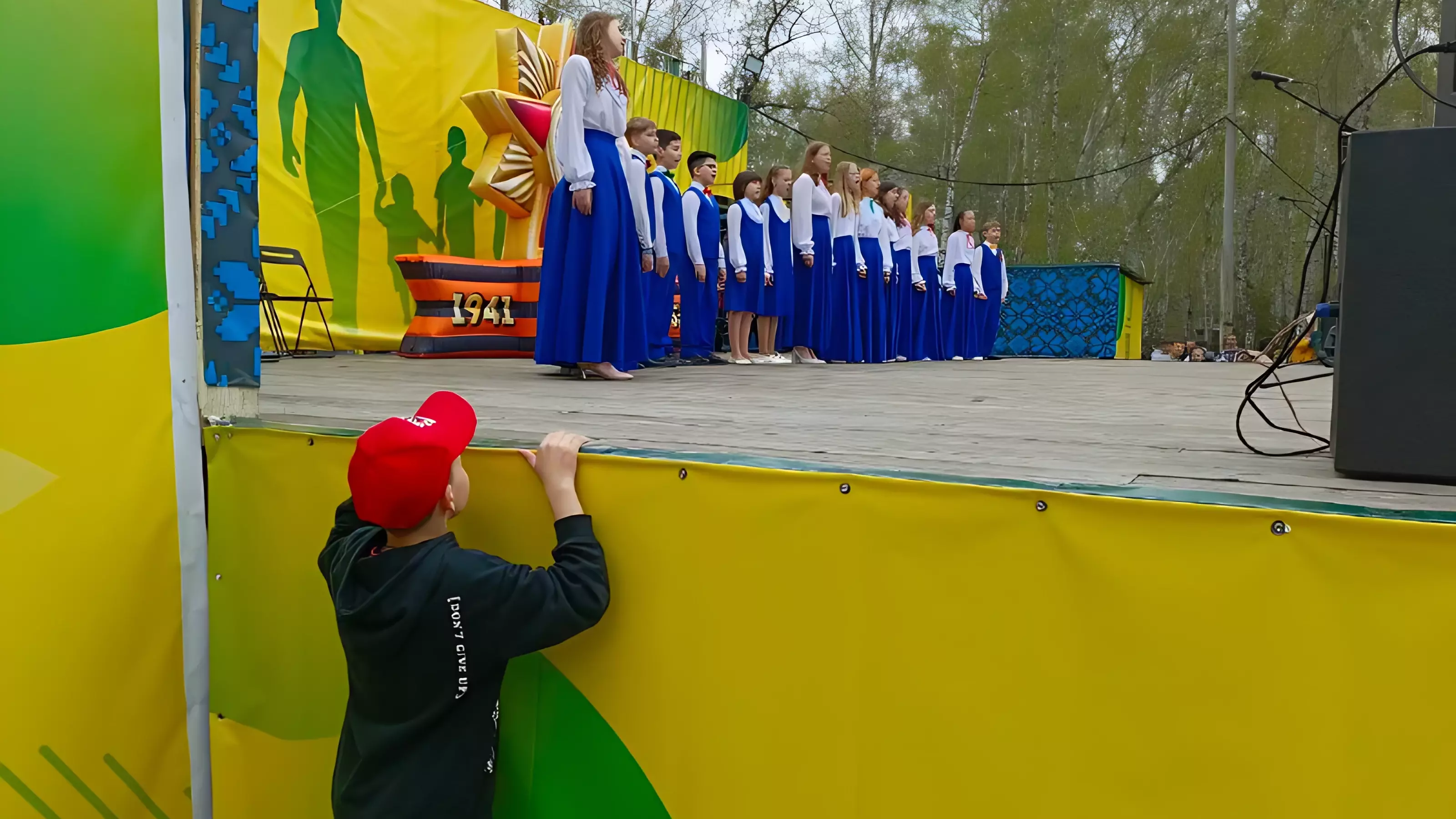 В омском парке 30-летия ВЛКСМ прошел праздничный концерт
