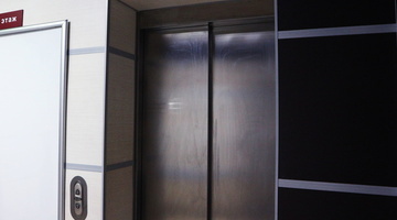 Стал известен список домов в Омске, где заменят лифты