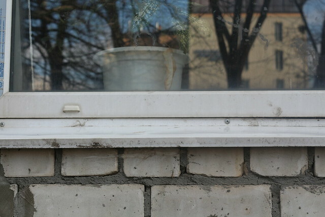 В Омске погибла 17-летняя девушка, выпавшая из окна на третьем этаже