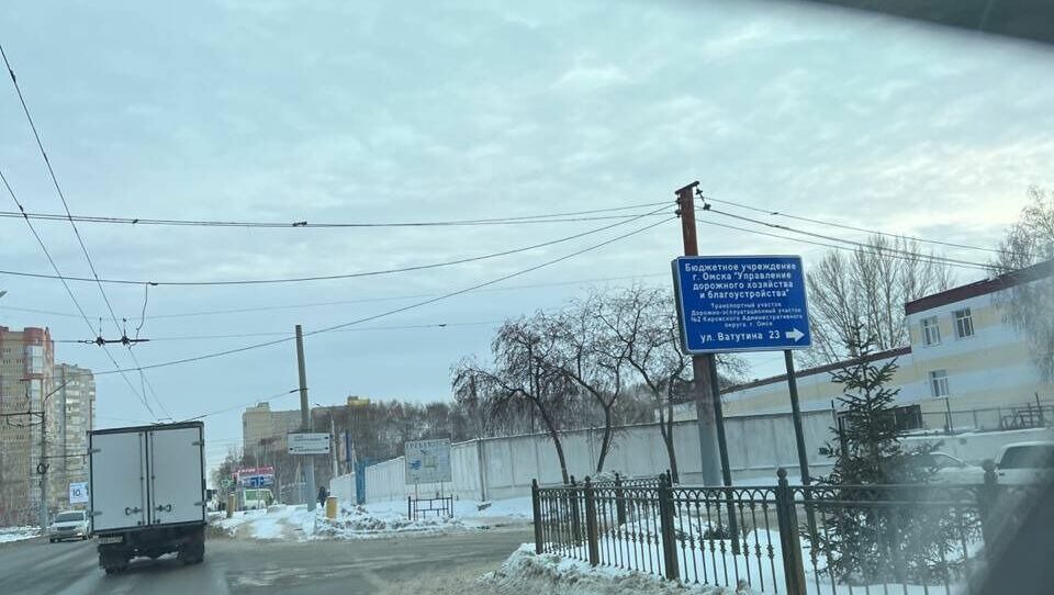 В Омске из-за ДТП перекрыли дорогу два немаленьких автомобиля