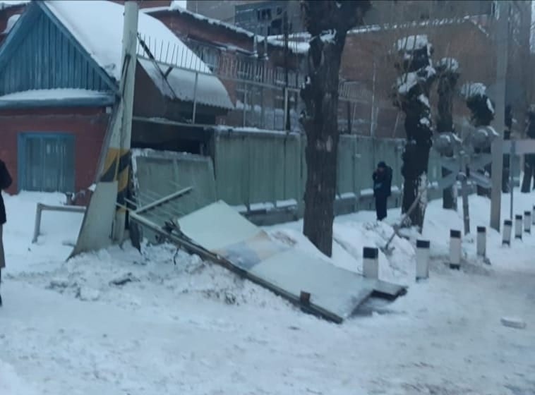 Жуткая авария в Омске: тепловоз протаранил забор, погибла женщина