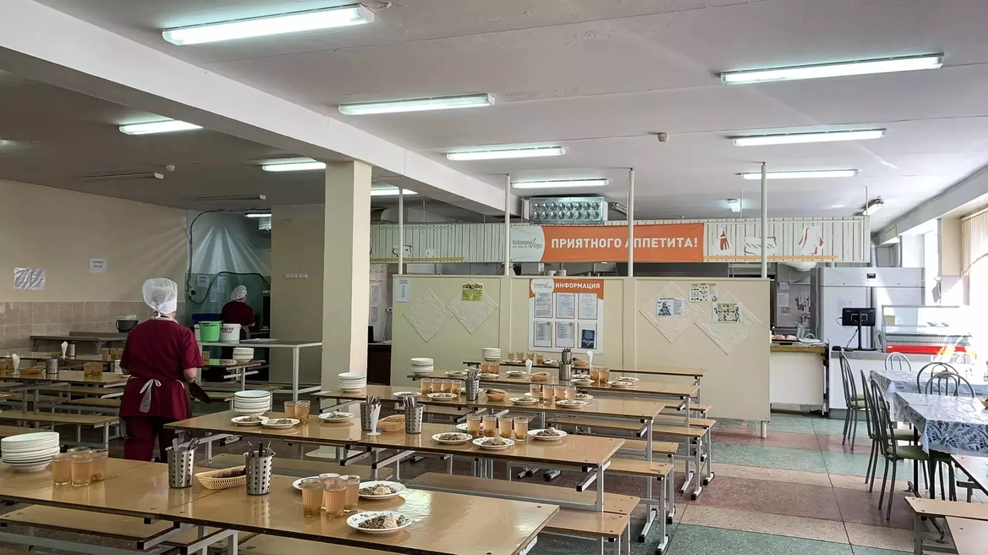 «Переоснащение пищеблоков»: в омском депобре объяснили сбои с питанием в школах