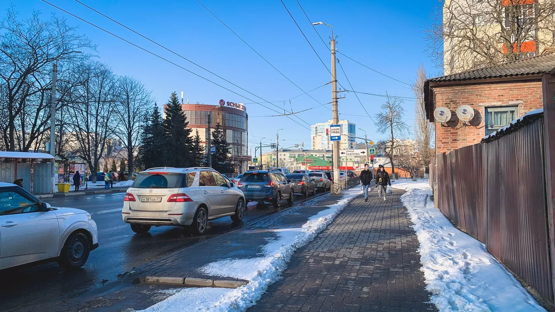 В Омске из-за нечищенной дороги образовалась пробка