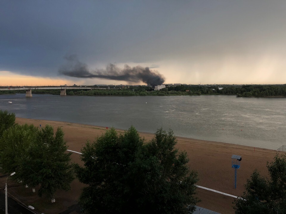 Во время вечерней грозы в Омске загорелись постройки у ДОСААФа
