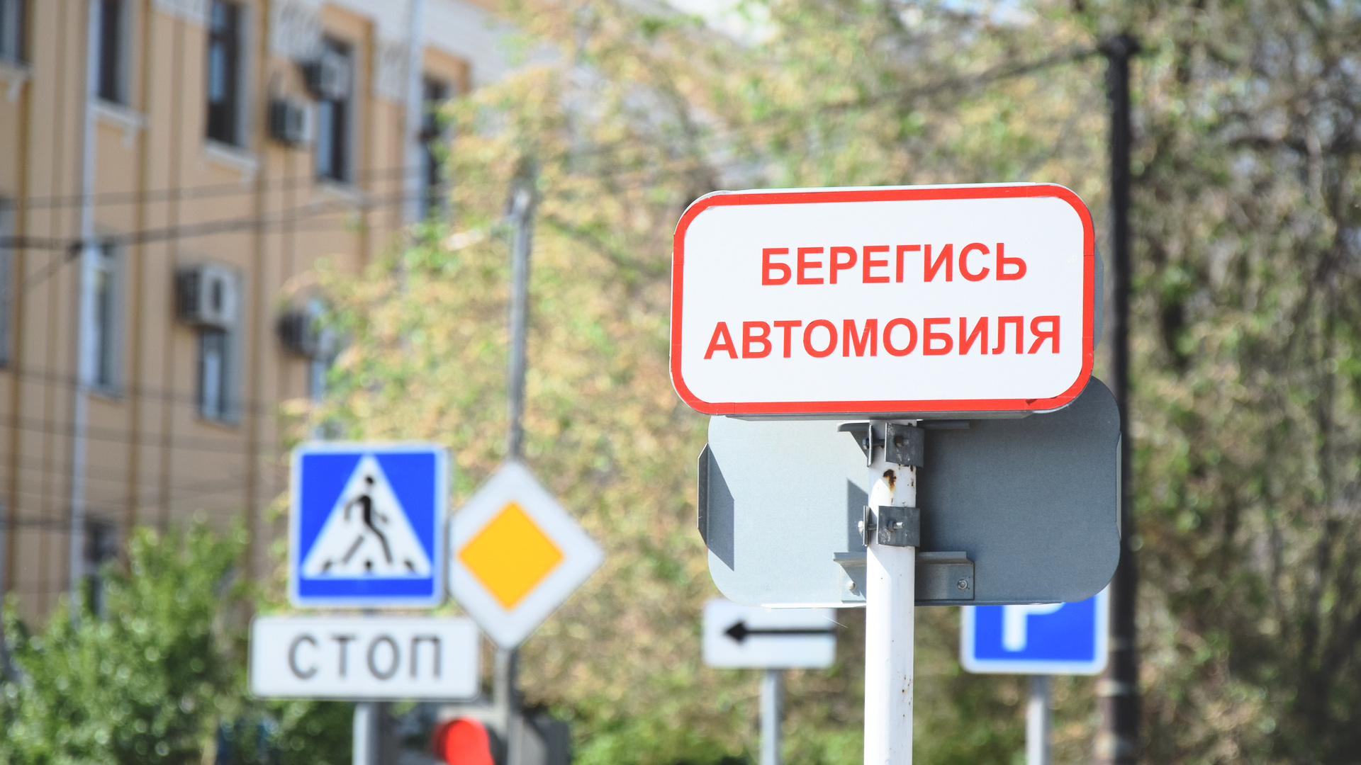 На пешеходном переходе в Омске 16-летняя девушка попала под колеса маршрутки