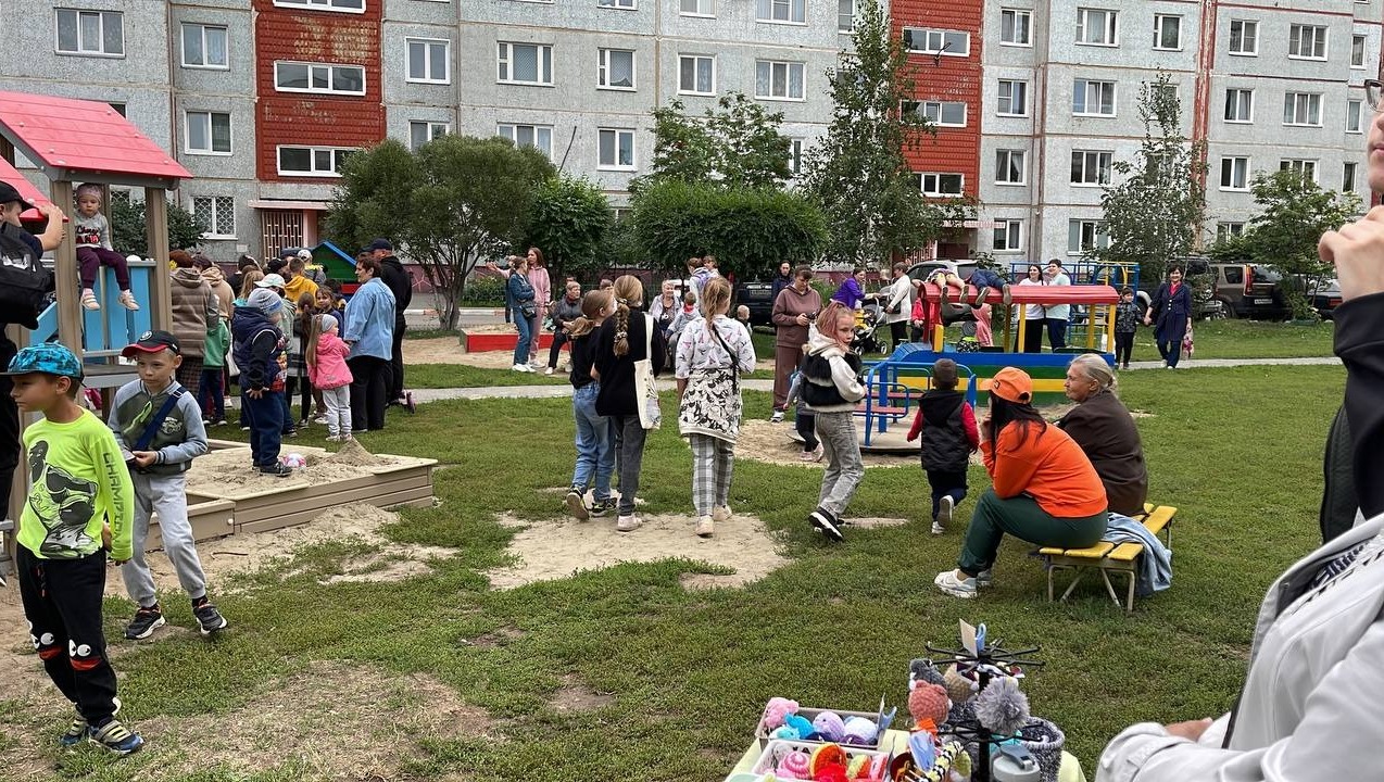В рамках акции «Решают люди» омичи отметили праздник двора на бульваре Архитекторов