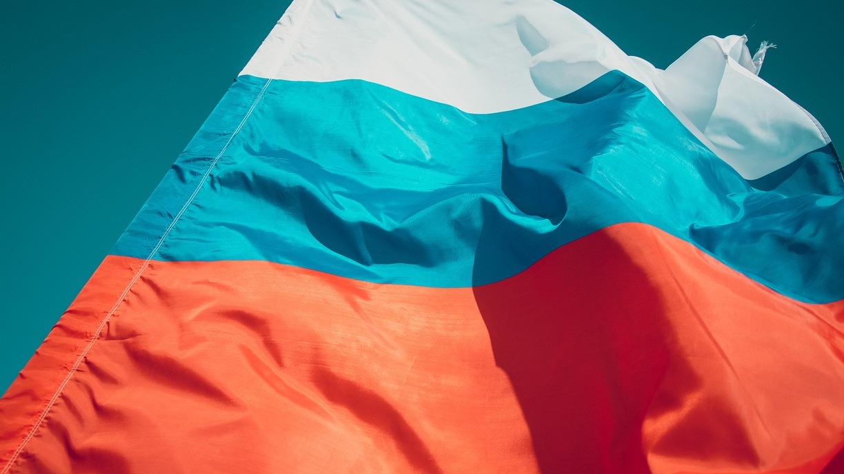 В омских школах будут поднимать флаг под гимн России