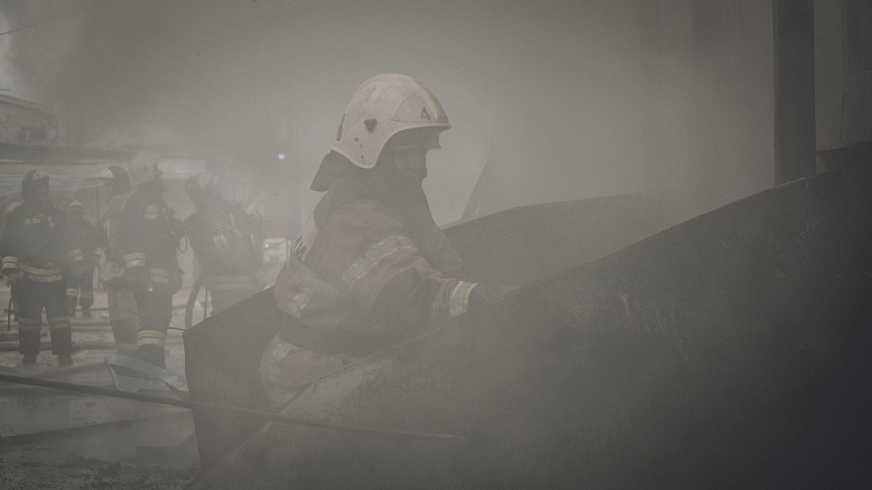 Из ночного пожара в Омске эвакуировали двух человек