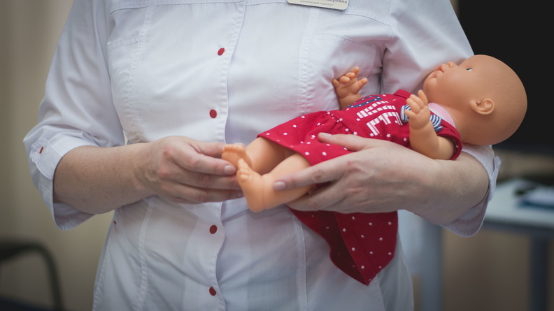 В России официально разрешили прививать от коронавируса кормящих женщин