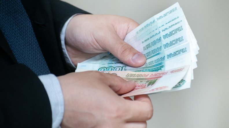 В правительстве Омской области чиновникам подняли премии до 200%