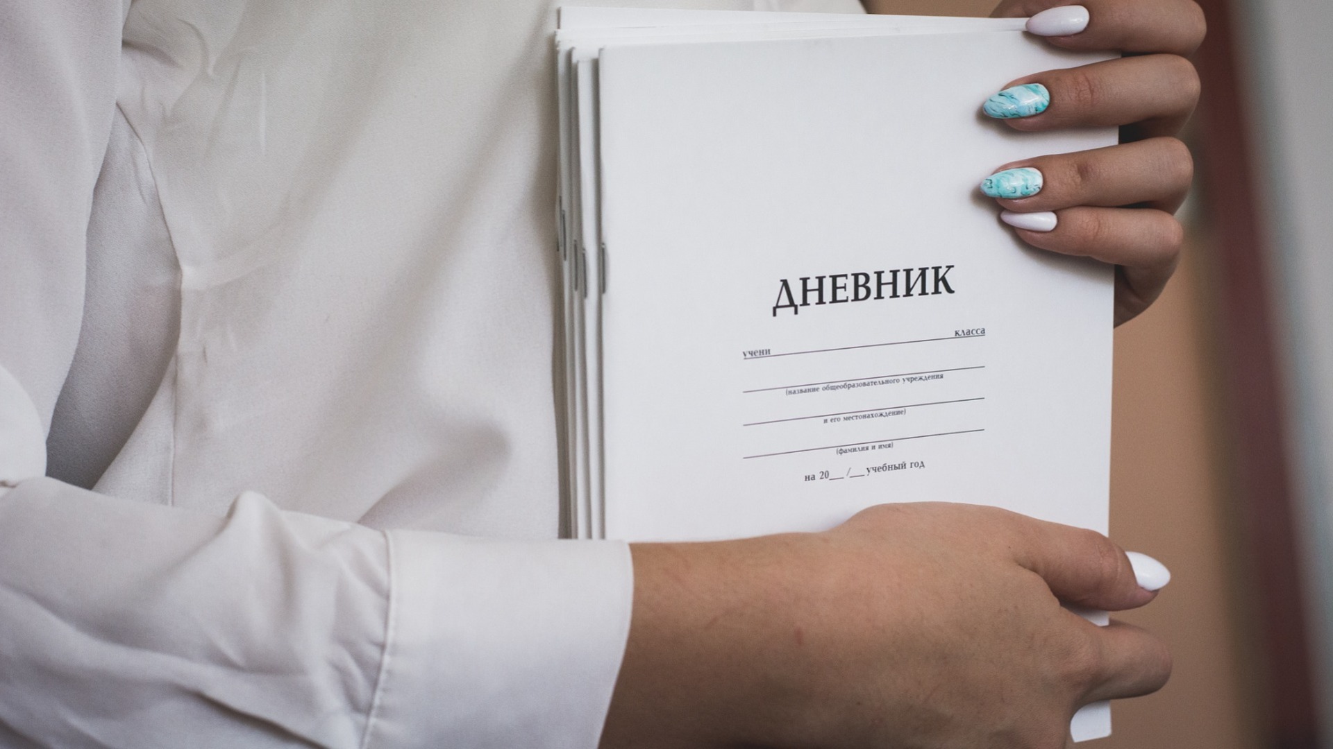 Молодым учителям из Омской области пообещали разовую выплату за учительскую категорию