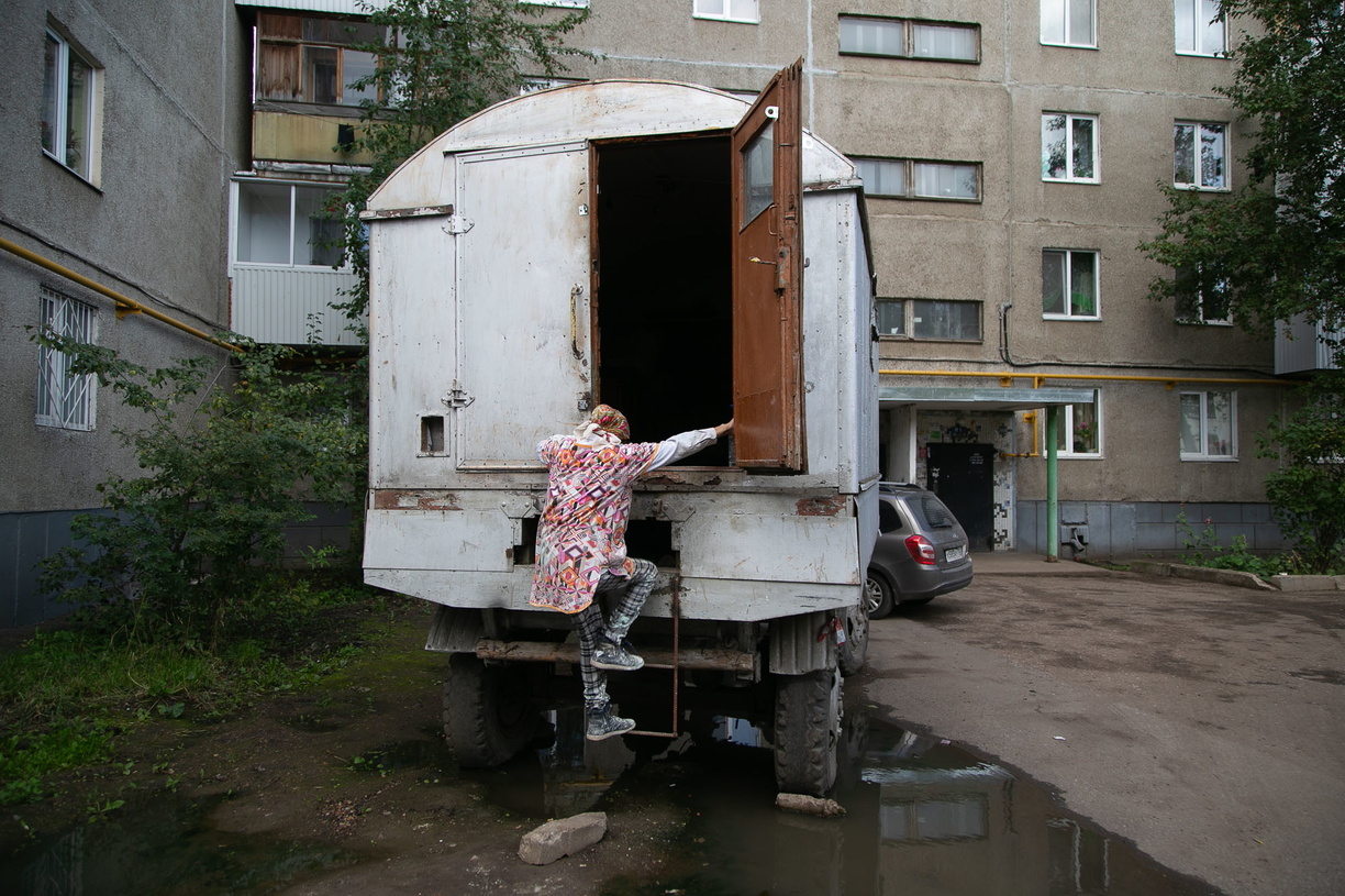 В Омске опасная пенсионерка сводит с ума соседей