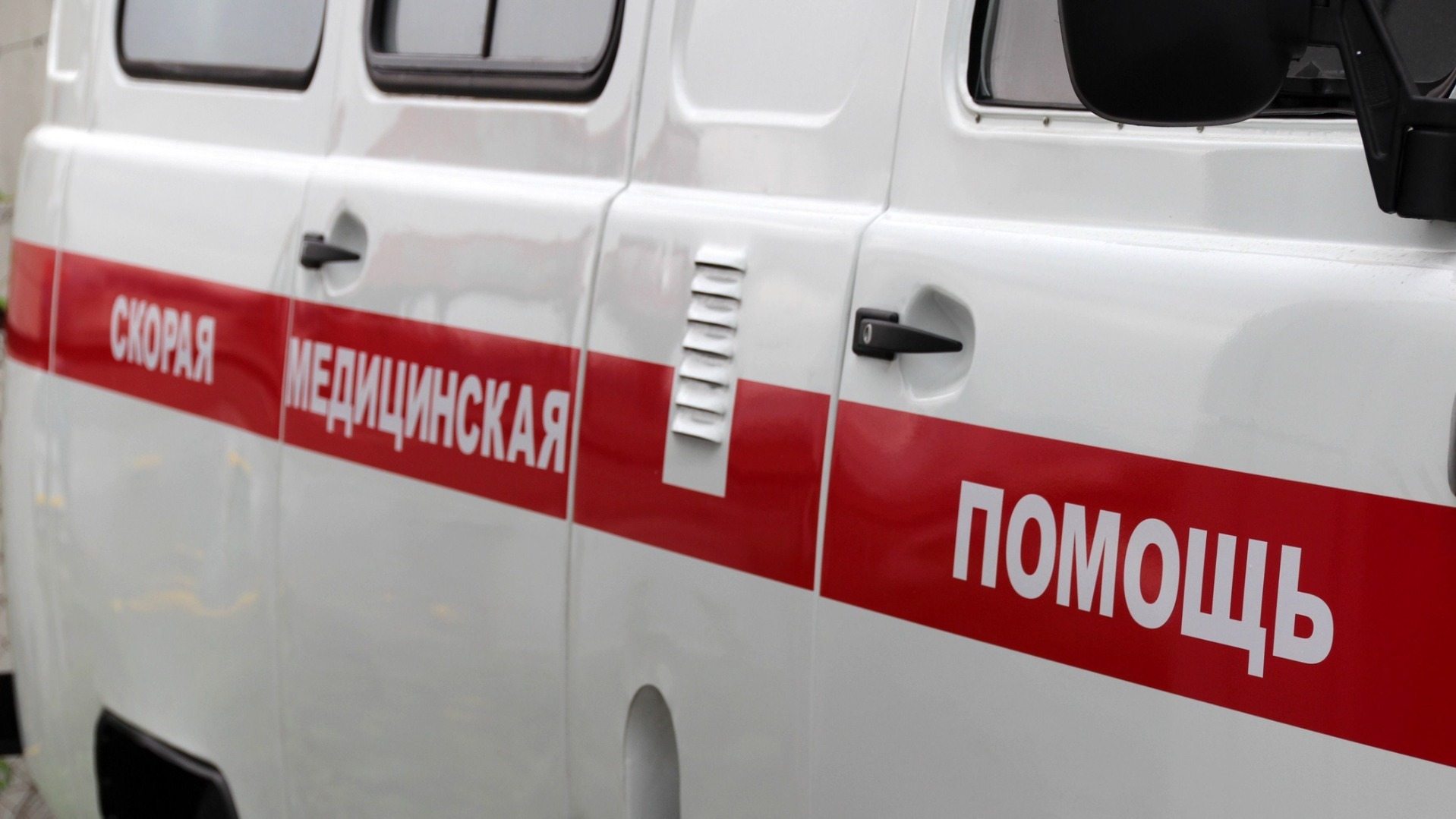 На дороге лужа крови. В центре Омска произошла жуткая авария с мотоциклистом