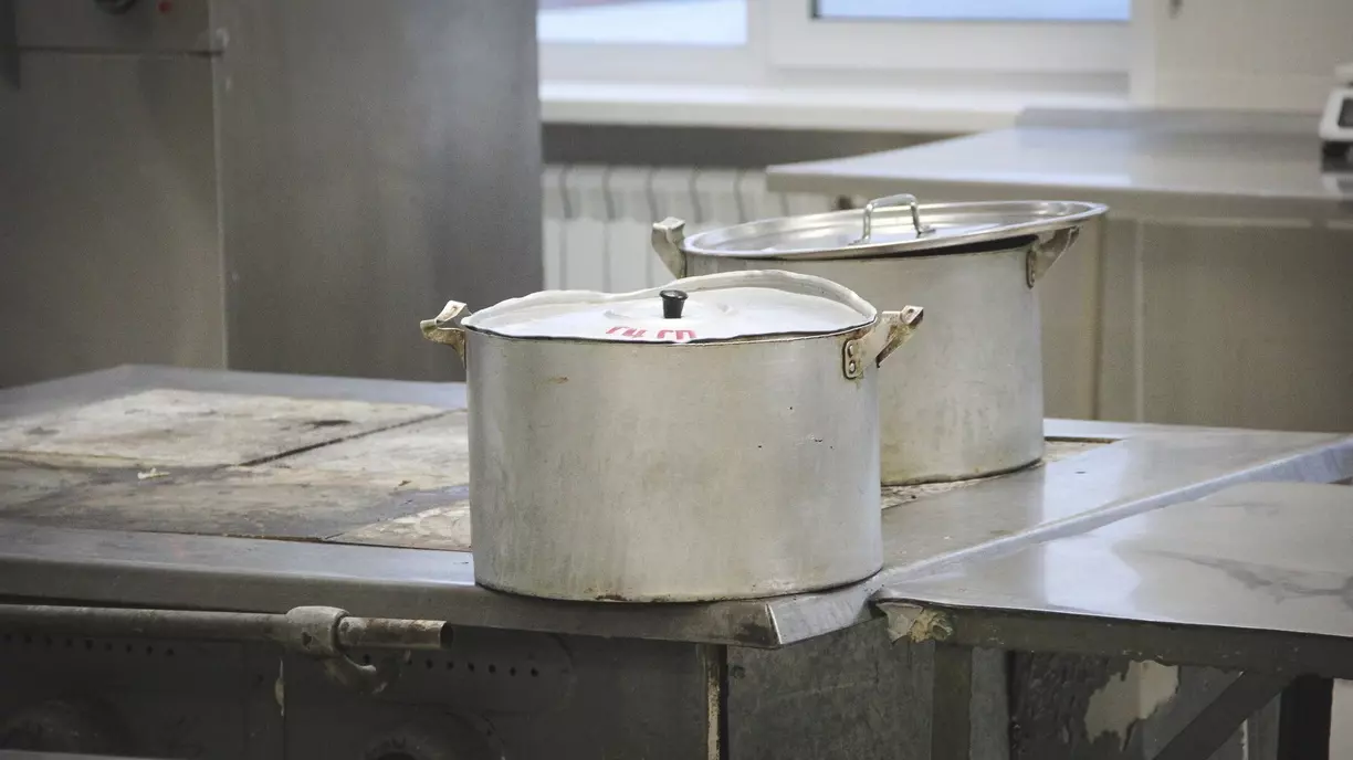Ученики омской школы пожаловались на суп с личинками и кашу со стеклом