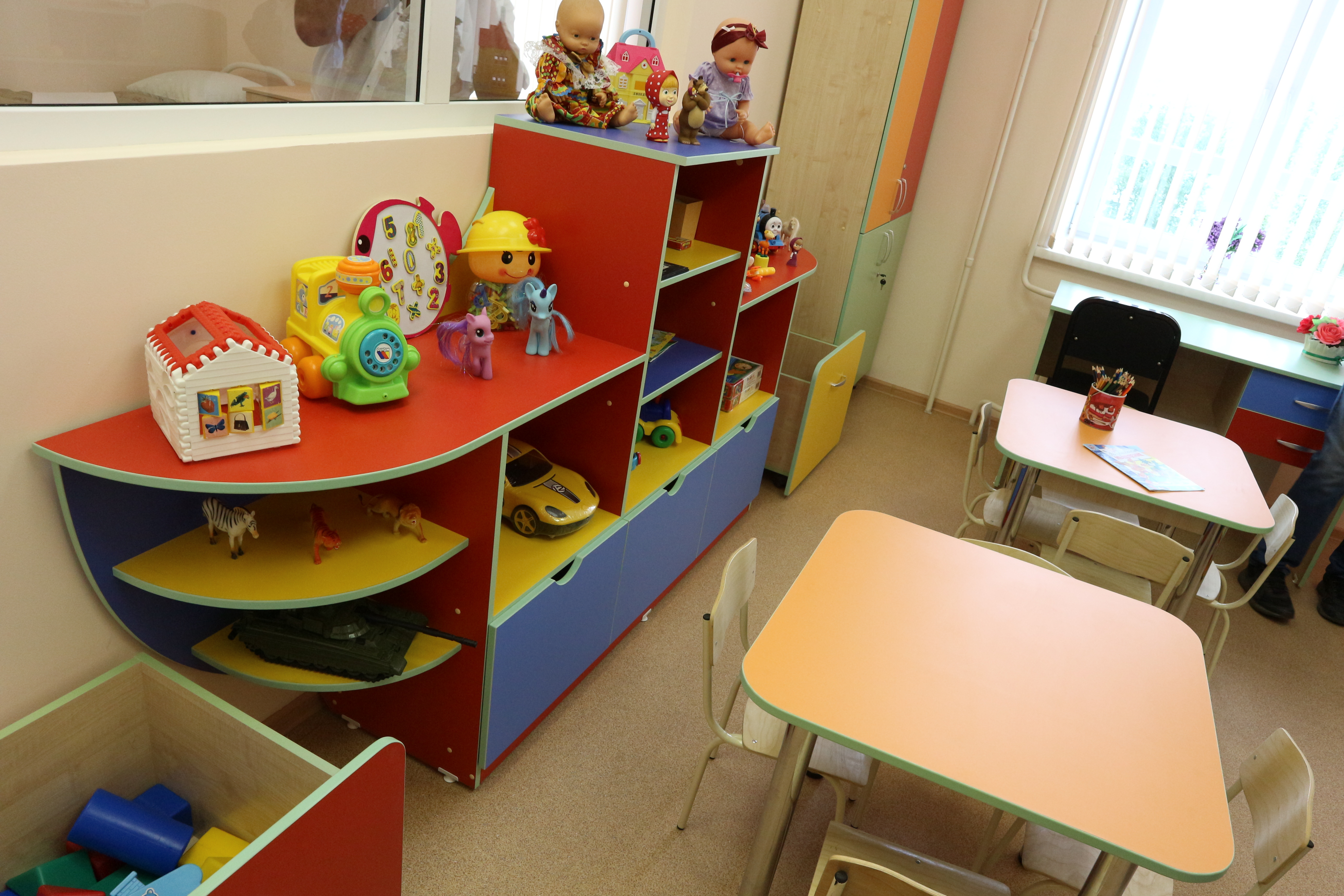 В Омске воспитатель детсада заставила детей достать игрушки из унитаза. Она уволилась