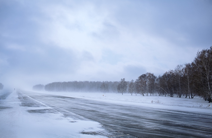 Экипажи ДПС патрулируют омские трассы для помощи водителям в мороз