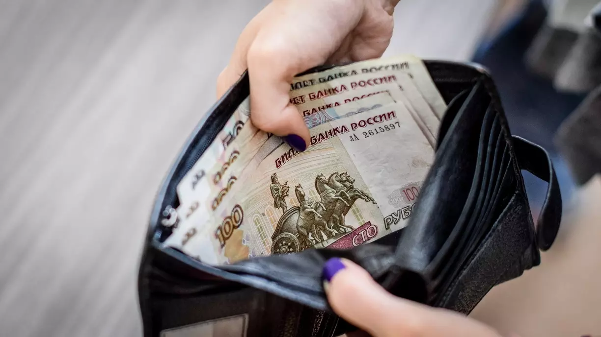 Омская область заняла 68 место в рейтинге зарплат в регионах