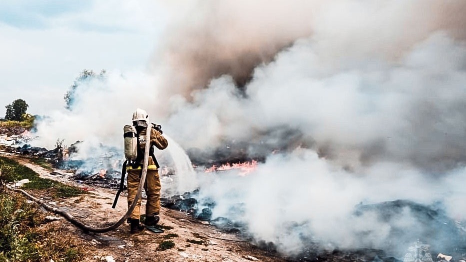 В Омске наградили школьника, который помог пожарным во время возгорания в СНТ