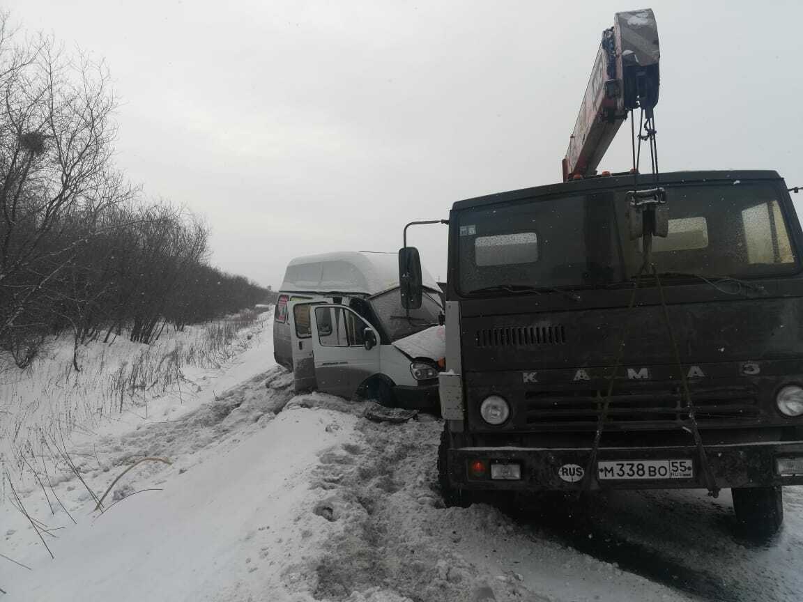 Под Омском «КамАЗ» врезался в микроавтобус с пассажирами