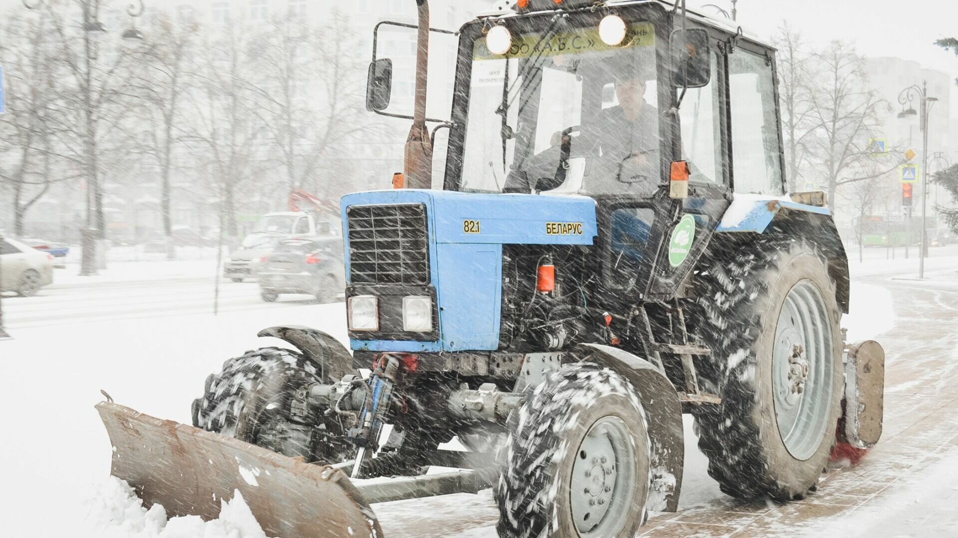 В Омской области из-за снегопада появились проблемы на дорогах