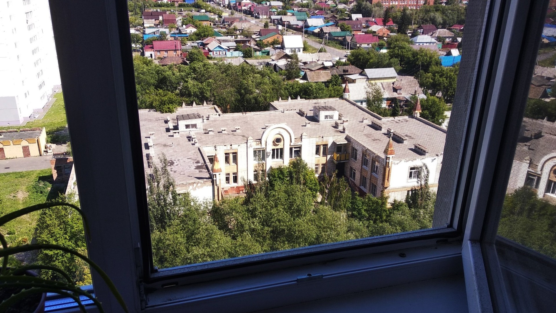 В Омске трехлетний ребенок выпал из окна второго этажа