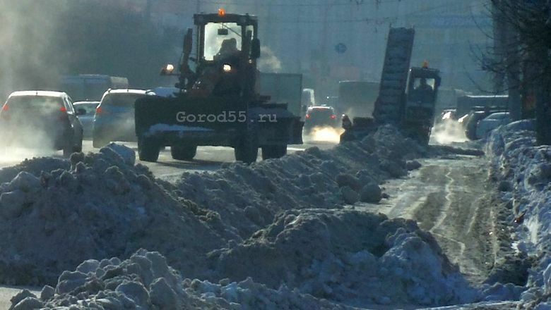 Из Омска за сутки вывезли 4000 кубометров снега