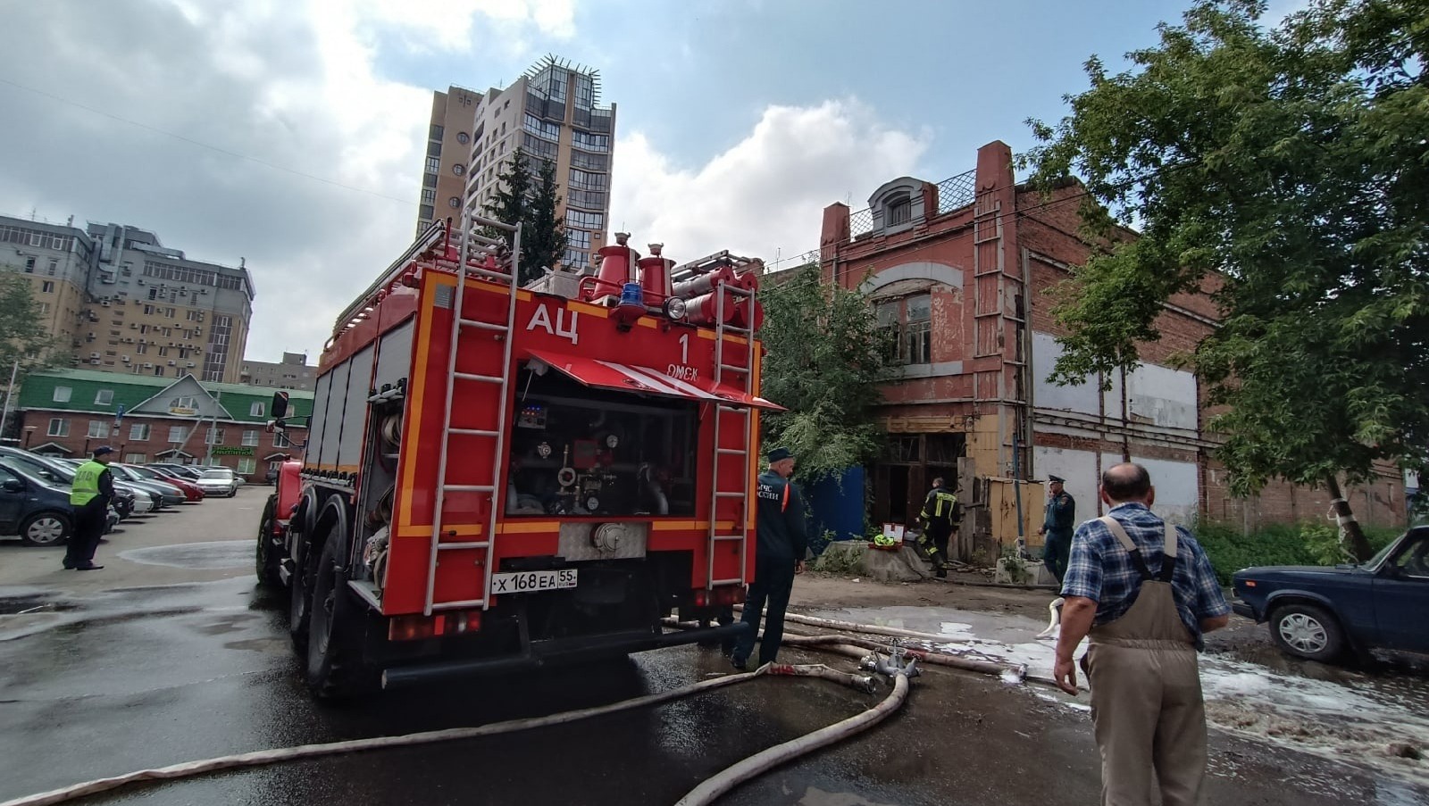 В Омске потушили пожар в доходном доме в Газетном переулке