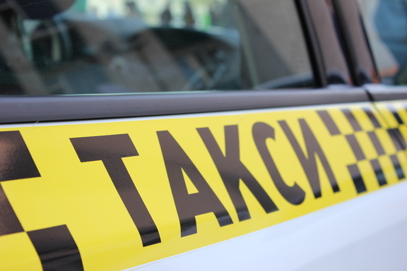 В Омске таксиста избили за отказ нарушить правила дорожного движения