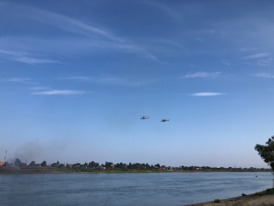 В небе над Омском заметили 15 военных вертолетов