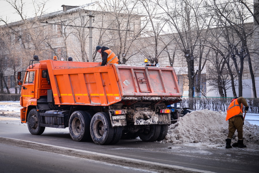 Дороги в Омске продолжают убирать и в 30-градусный мороз