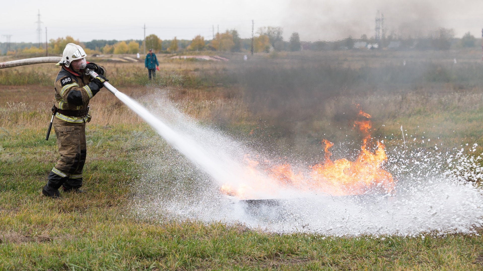В Ленинском округе Омска начался пожар