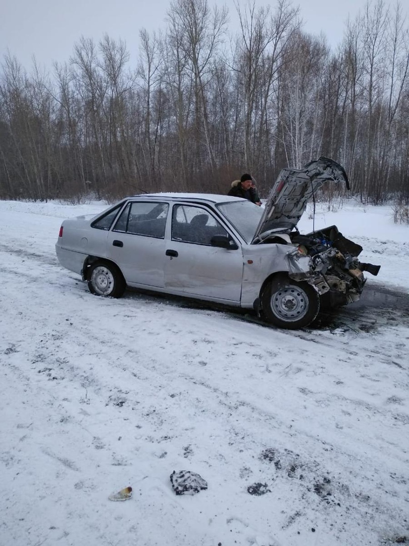 Пьяный водитель погиб, врезавшись в «КамАЗ» на трассе под Омском