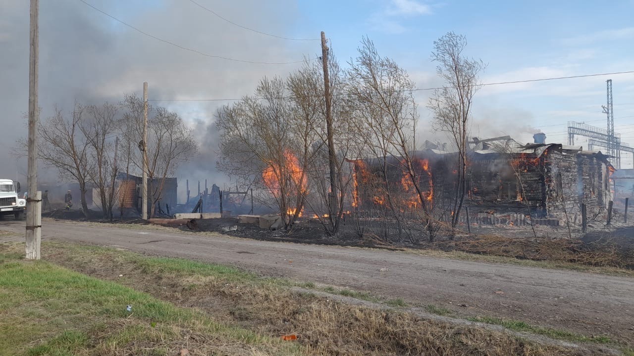 В Омской области из-за любителя металлолома сгорел многоквартирный дом