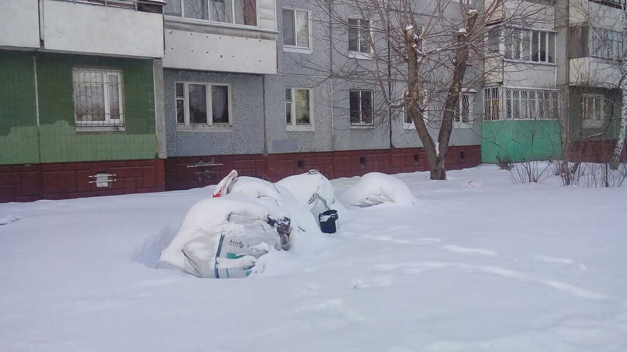 После жалоб общественников мусор у дома на Богдана Хмельницкого все-таки уберут