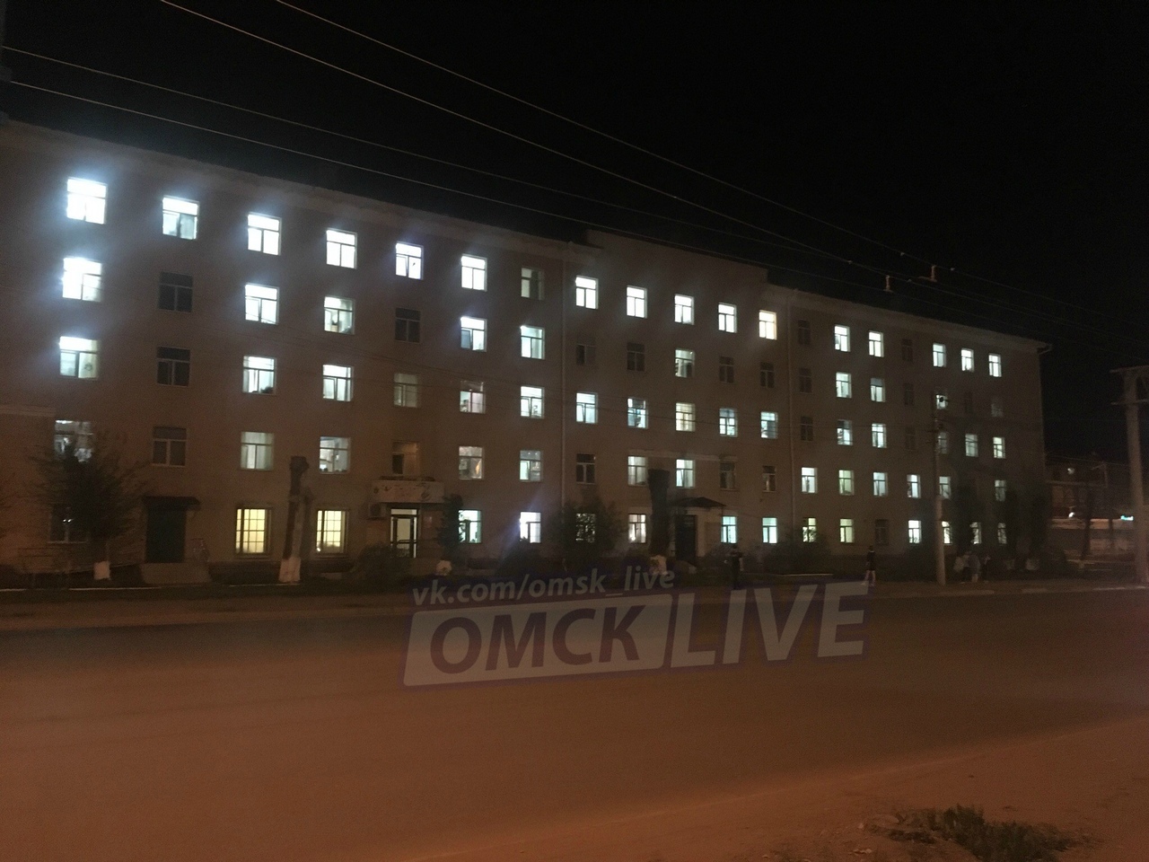 Студенты-медики зажгли слово «Победа» в окнах общежития