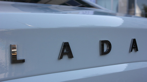 «АвтоВАЗ» рассмотрит возможность снижения цен на автомобили Lada