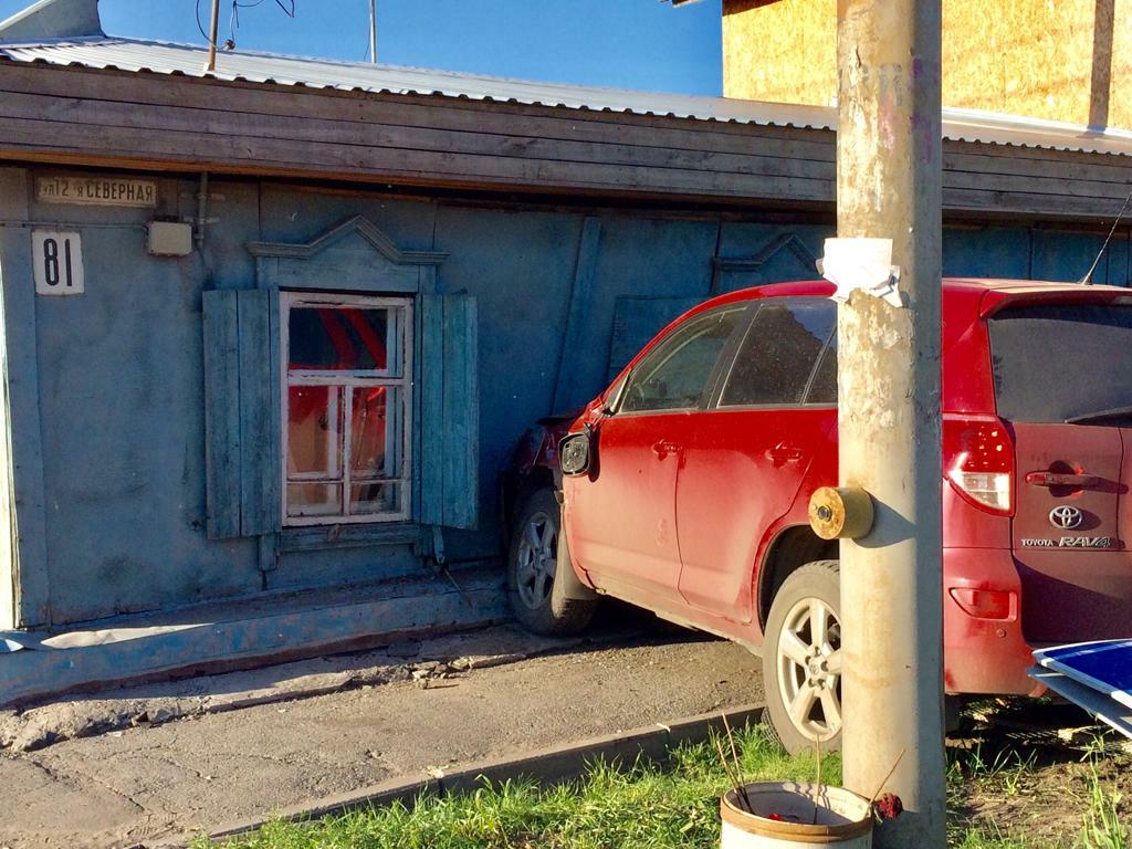 В Омске двое пенсионеров остались на улице после ДТП: в их дом врезался джип