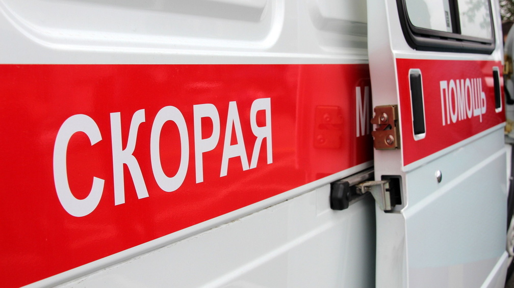 В Омской области водитель и пассажир попали в больницу после падения в кювет